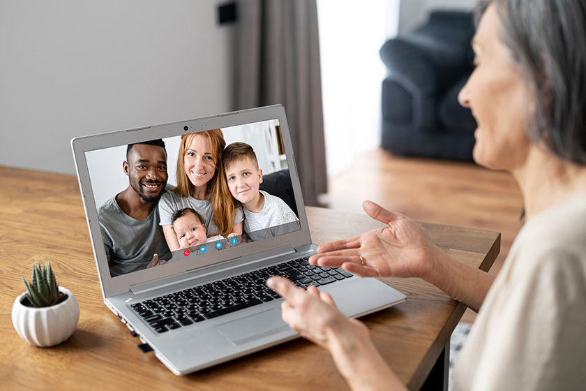 how-technology-reduces-social-isolation-in-seniors-seaton-senior-living